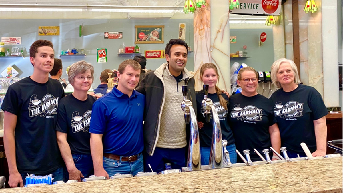 Vivek Ramaswamy continues S.E Iowa campaign blitz with Bloomfield