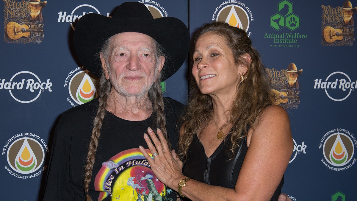 Willie Nelson and Annie D'Angelo posing together
