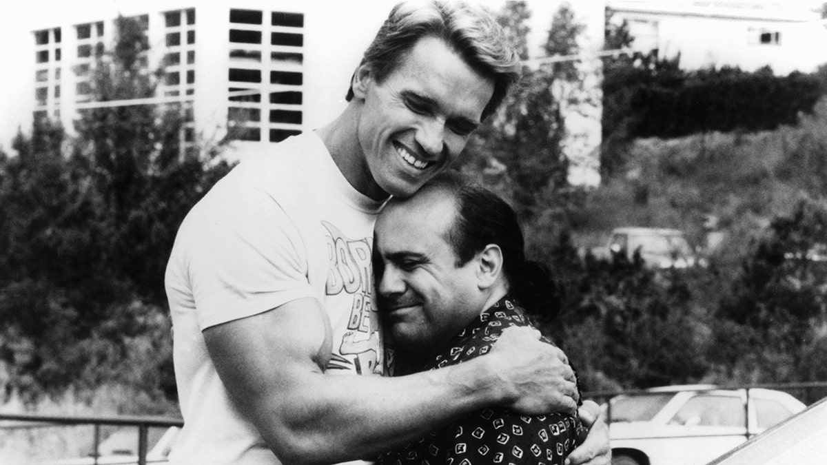 Arnold Schwarzenegger and Danny DeVito hugging