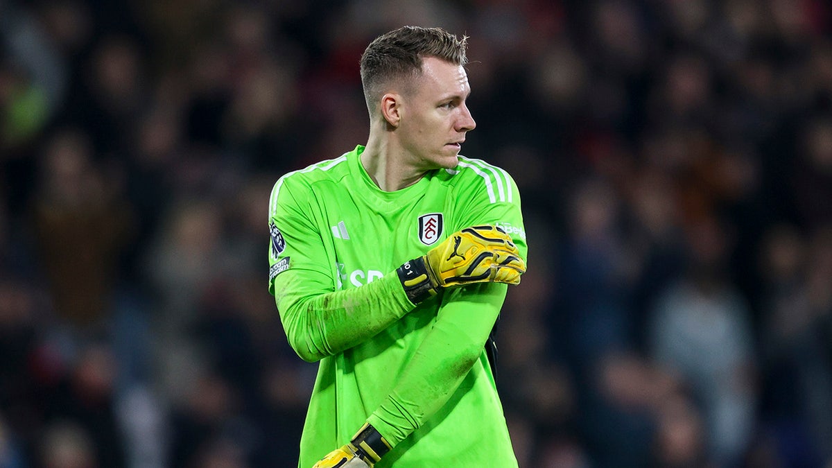 Premier League goalkeeper appears to push ballboy in anger during game ...