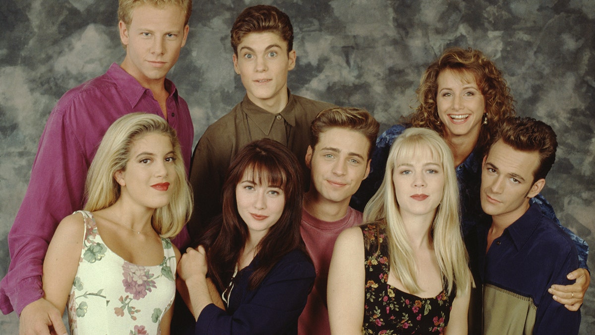 Gießen "Beverly Hills 90210" Im Bild für die Show (Ian Ziering, Tori Spelling, Shannen Doherty, Brian Austin Green, Jason Priestley, Jennie Garth, Gabrielle Carteris und Luke Perry)