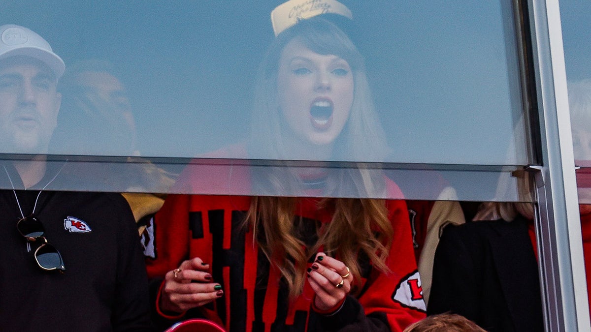 Taylor Swift torce durante o jogo de futebol de Travis Kelce no estádio Arrowhead