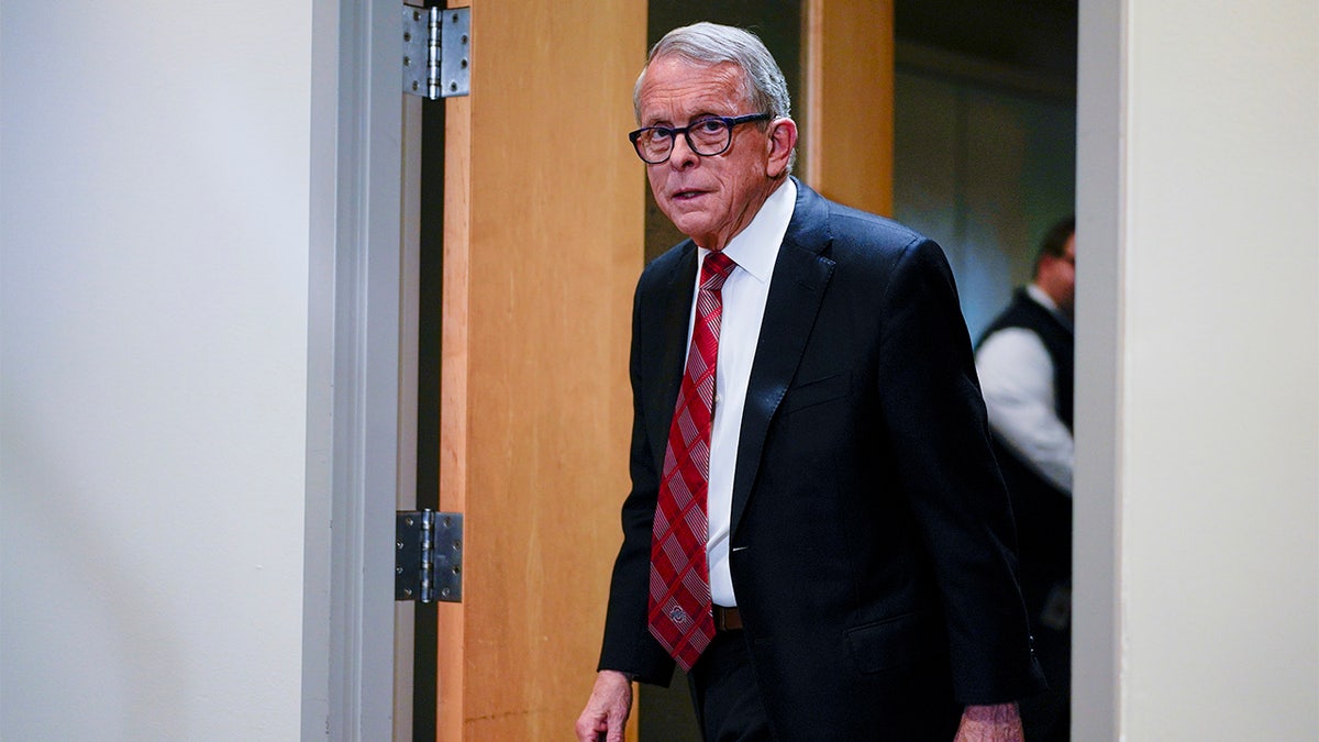 Le gouverneur de l'Ohio, Mike DeWine, arrive pour une conférence de presse