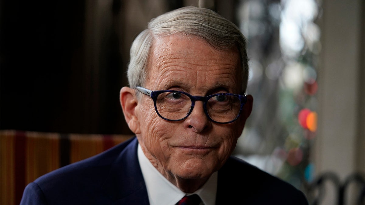 Le gouverneur de l'Ohio, Mike DeWine, s'entretient avec l'AP