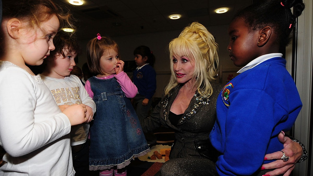 Dolly Parton meeting with kids