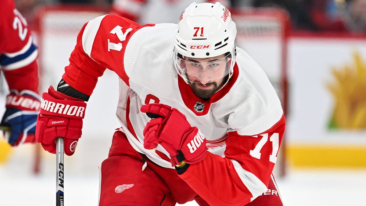 Red Wings' Dylan Larkin lays motionless after taking hit to head; helped  off ice following scary scene | Fox News