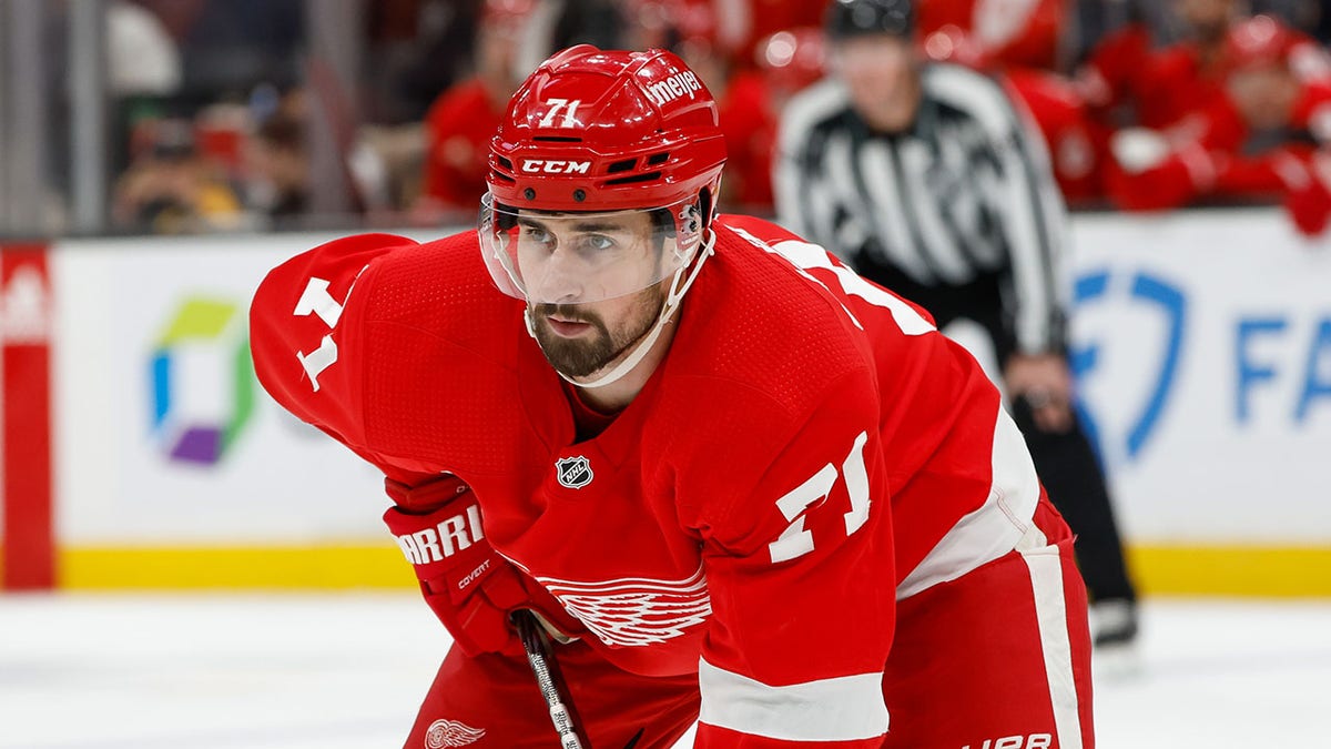 Red Wings' Dylan Larkin lays motionless after taking hit to head; helped  off ice following scary scene | Fox News