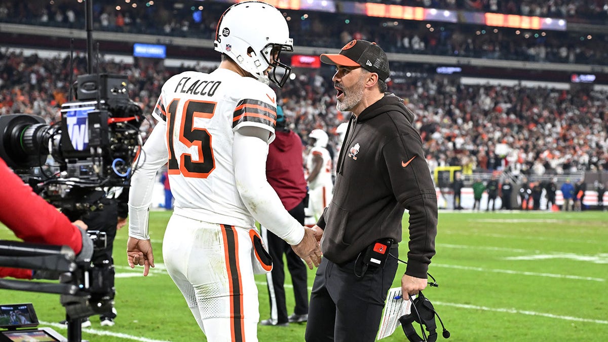 Joe Flacco e Kevin Stefanski estão conversando