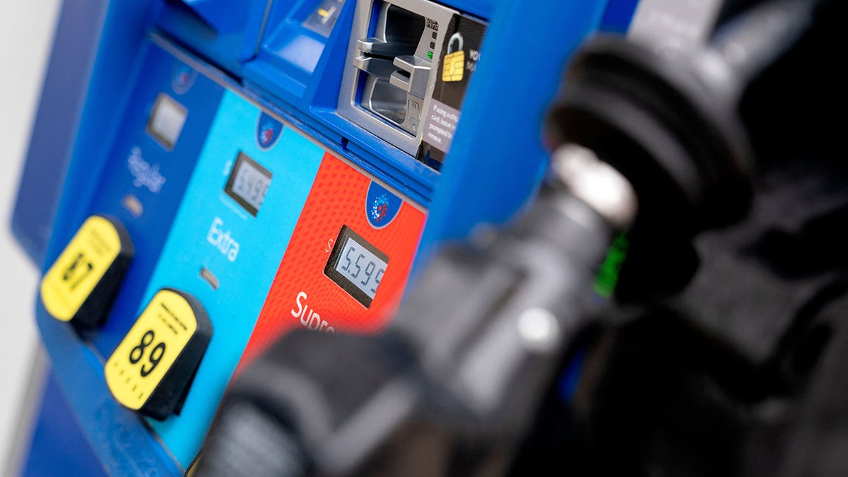 Os preços do gás são exibidos na bomba de gasolina