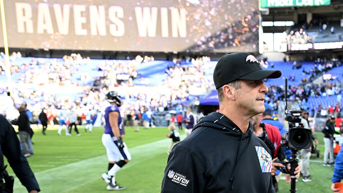 John Harbaugh sai de campo após vitória