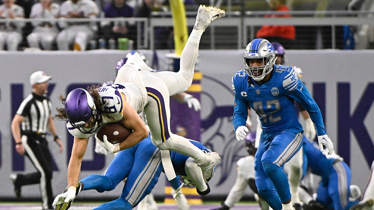 Vikings’ TJ Hockenson has career-year cut short after devastating knee injury 1 TJ Hockenson tackled