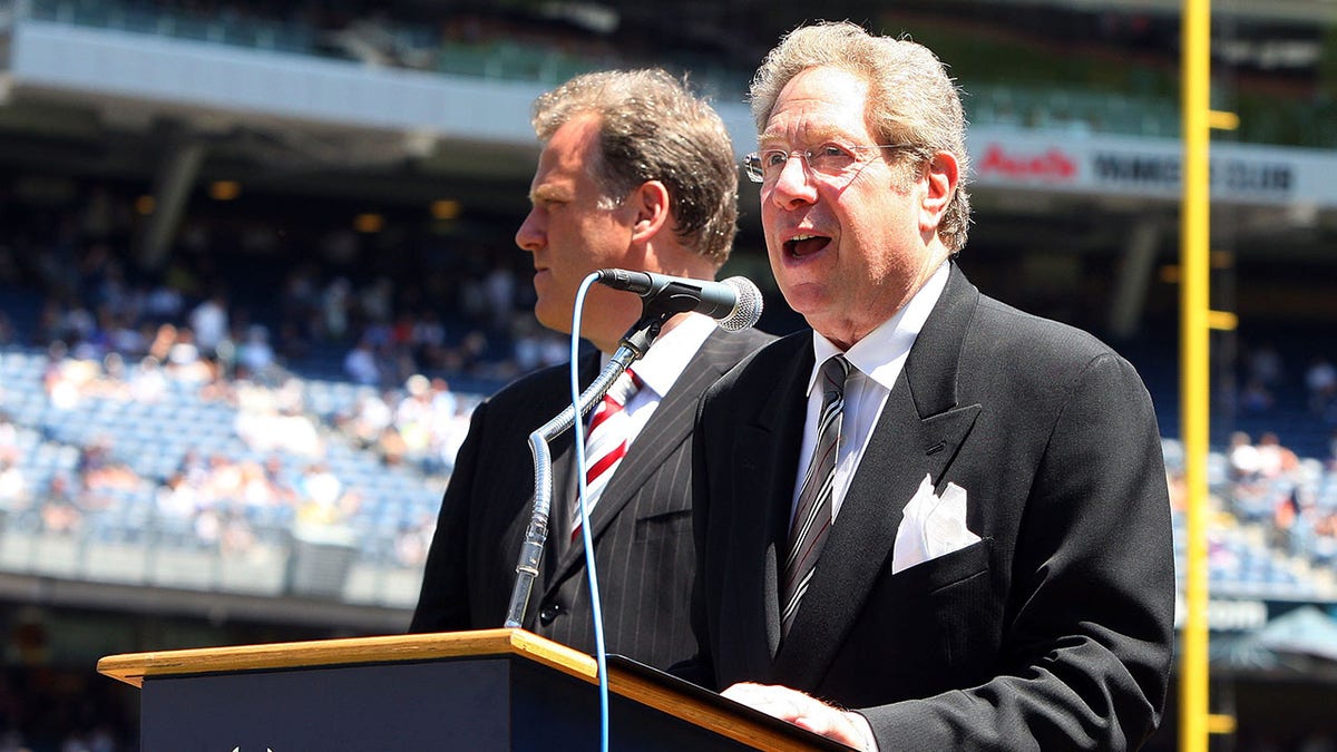 John Sterling habla por micrófono