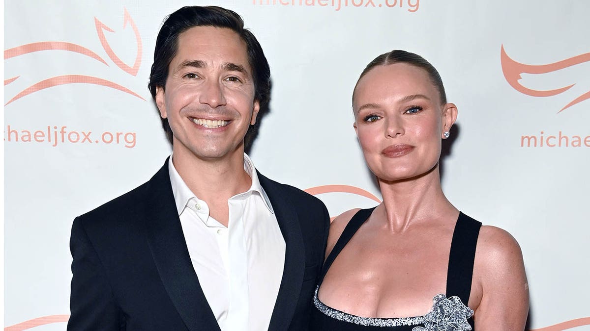 justin long kate bosworth looking at camera smiling on red carpet