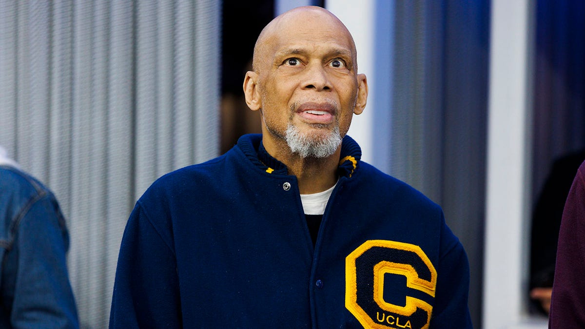 Kareem Abdul-Jabbar Hospitalized After Breaking Hip In A Fall, Rep Says ...