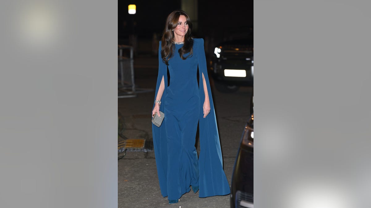 Kate Middleton com vestido Safiyaa azul