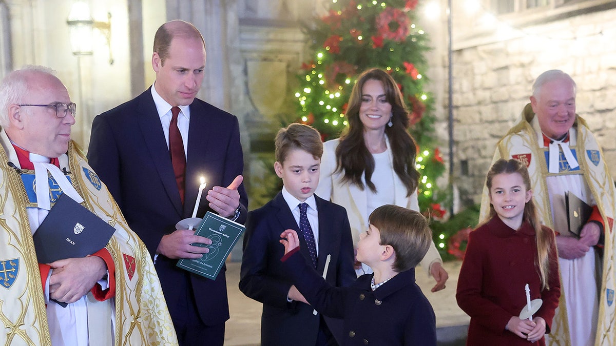 Kate Middleton com o príncipe William e seus filhos fora do serviço de canções de natal