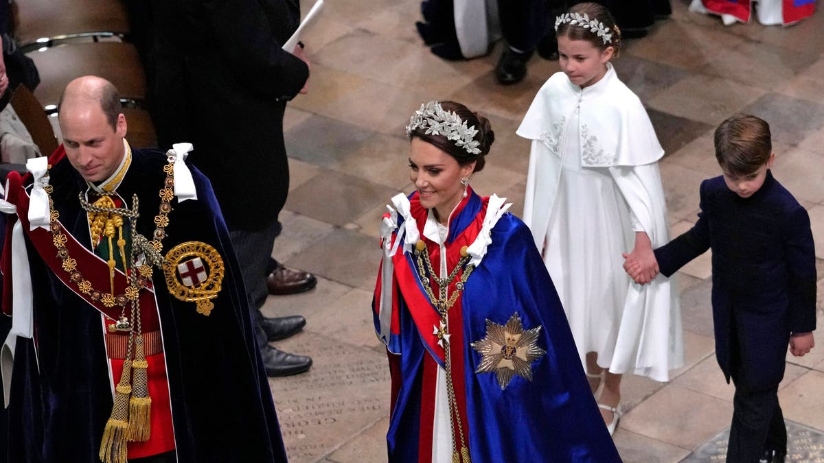 Kate Middleton em um vestido Alexander McQueen azul, vermelho e branco