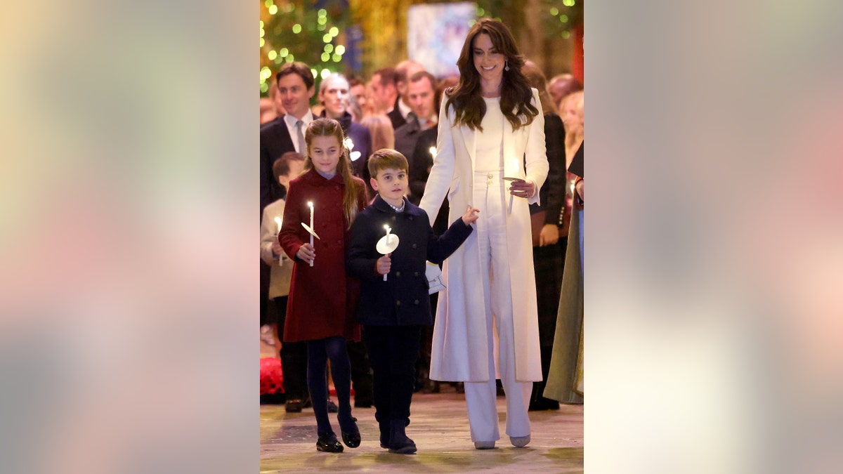 Kate Middleton com o príncipe Louis e a princesa Charlotte na cerimônia