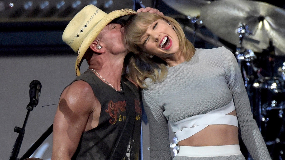 A photo of Kenny Chesney, Taylor Swift