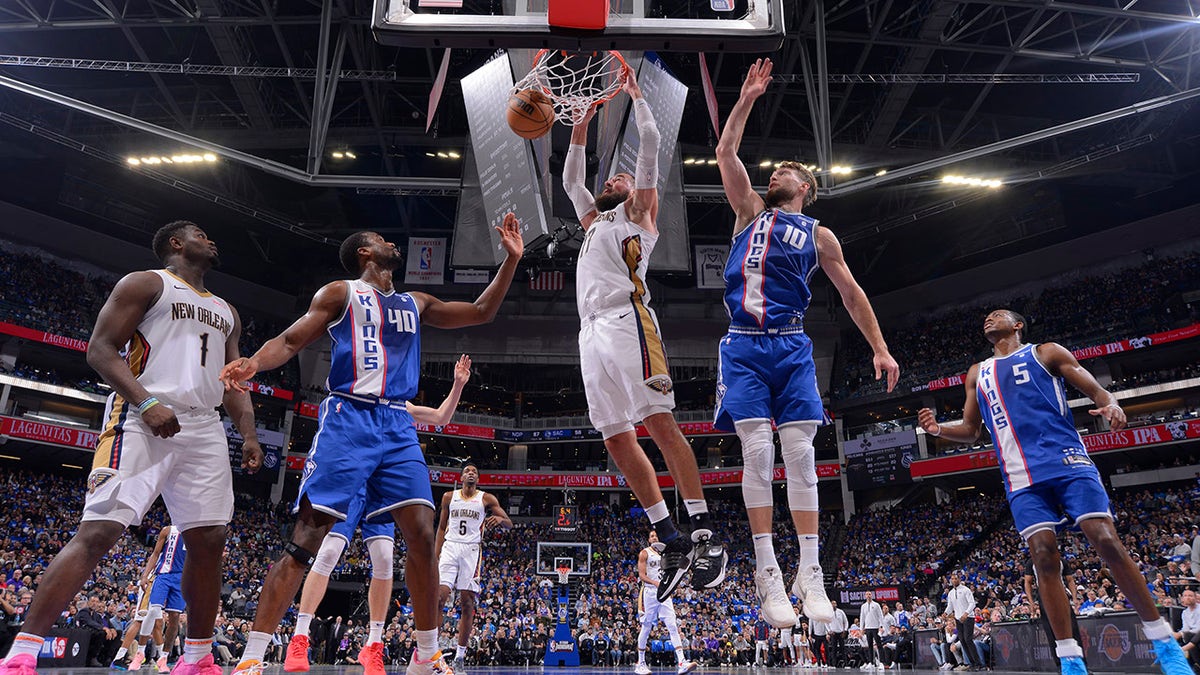 Jonas Valanciunas dunks