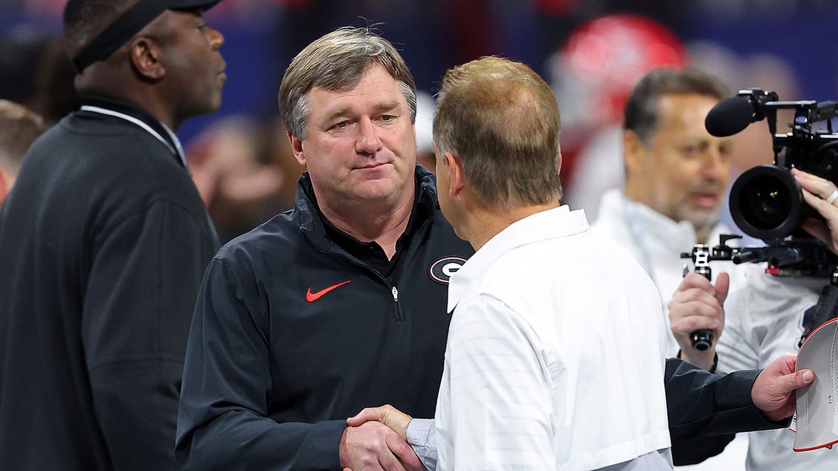 Nick Saban and Kirby Smart shake hands