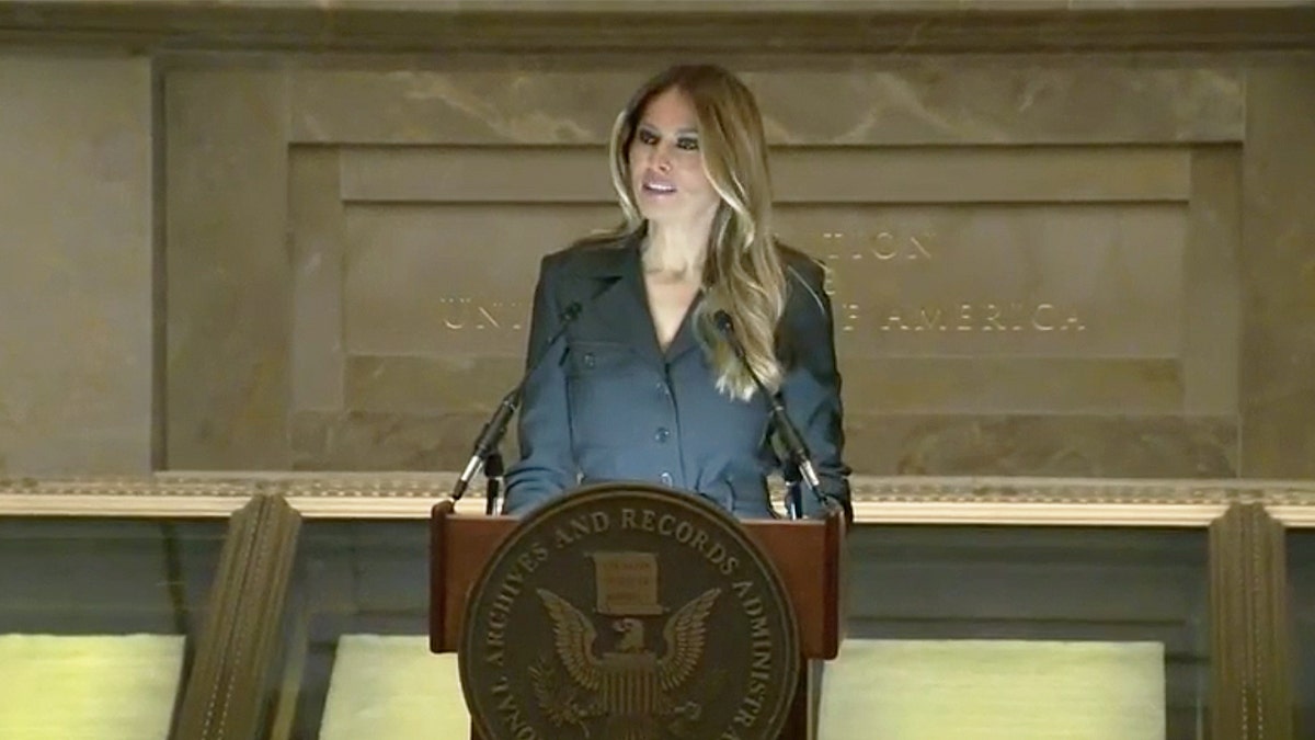 La ex primera dama Melania Trump habla en la Ceremonia de Naturalización de los Archivos Nacionales.