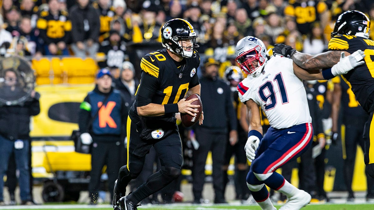 Mitch Trubisky looks to make a pass