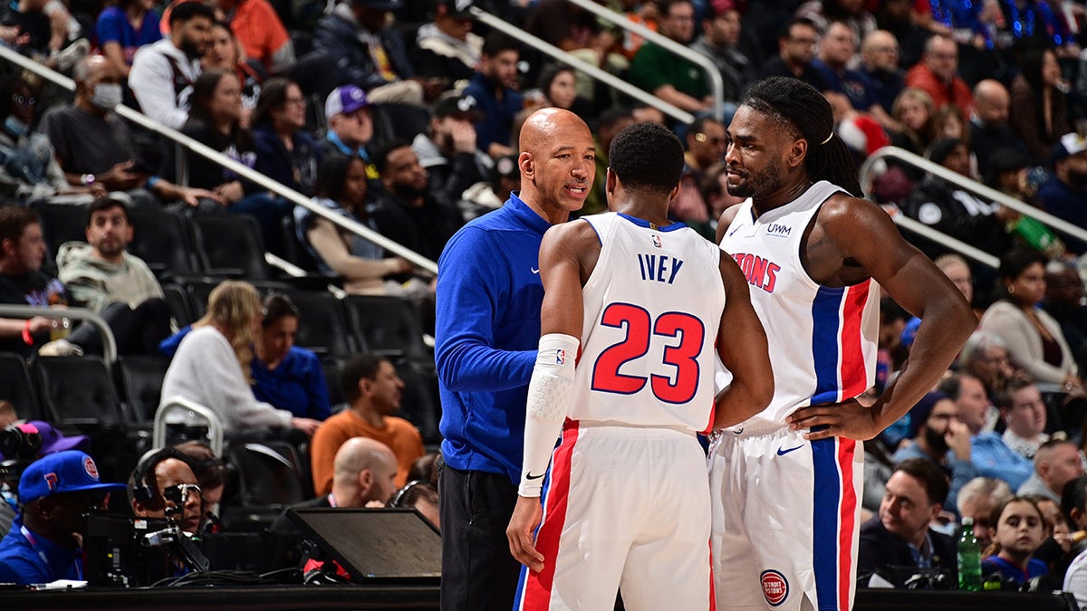 Monty Williams talks to Pistons players