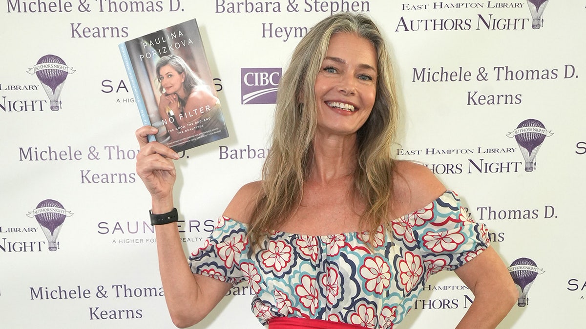 Paulina Porizkova con un ejemplar de su libro.