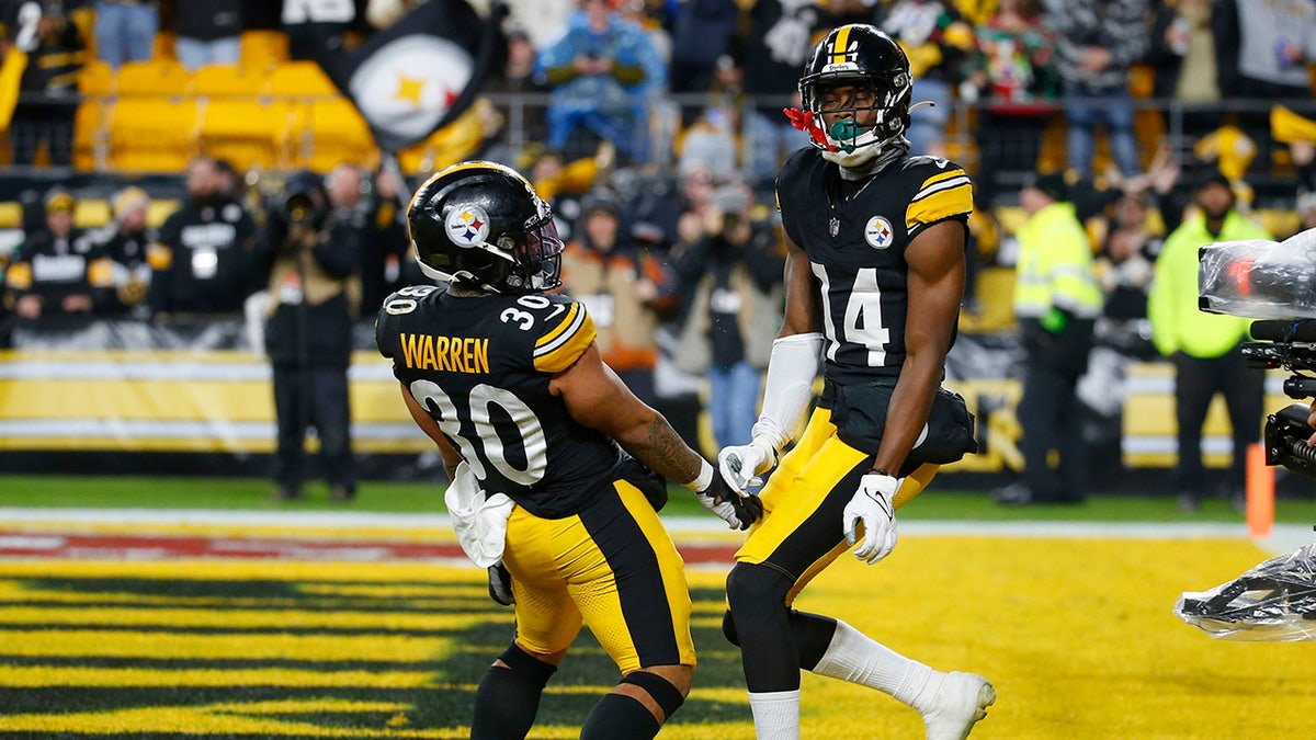 George Pickens silences critics with epic performance as Steelers cling to playoff hopes over Bengals 2 george pickens celebrates td