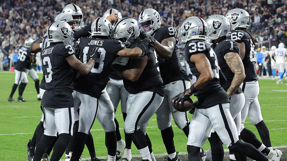 Raiders break franchise record in style with insane one-handed pick six, putting icing on cake in blowout 1 Raiders defense celebrates