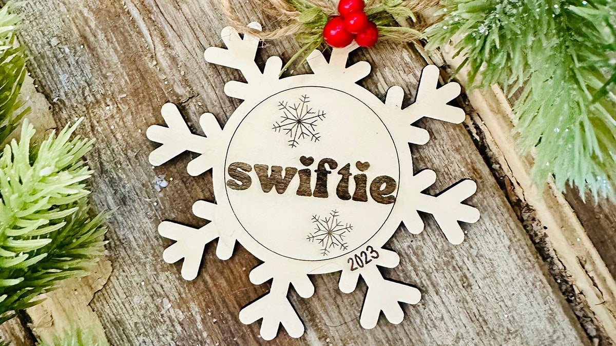 Funny Mr And Mrs Swift Travis Kelce And Taylor Swift Christmas 2023 Holiday  Tree Decorations Ornament - Binteez