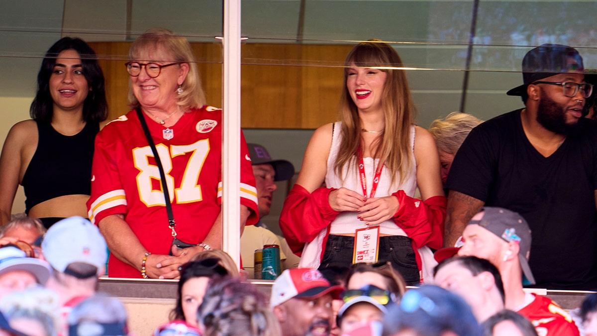 Taylor Swift ao lado de Donna Kelce em uma suíte no jogo do Kansas City Chiefs