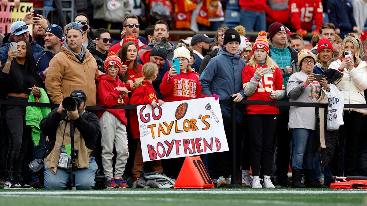 Chiefs fans appear at Gillette Stadium with poster for Taylor Swift