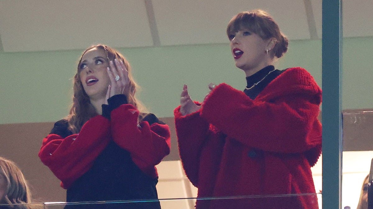 Kansas City Chiefs WAGS Taylor Swift e Brittany Mahomes batem palmas em suíte de luxo