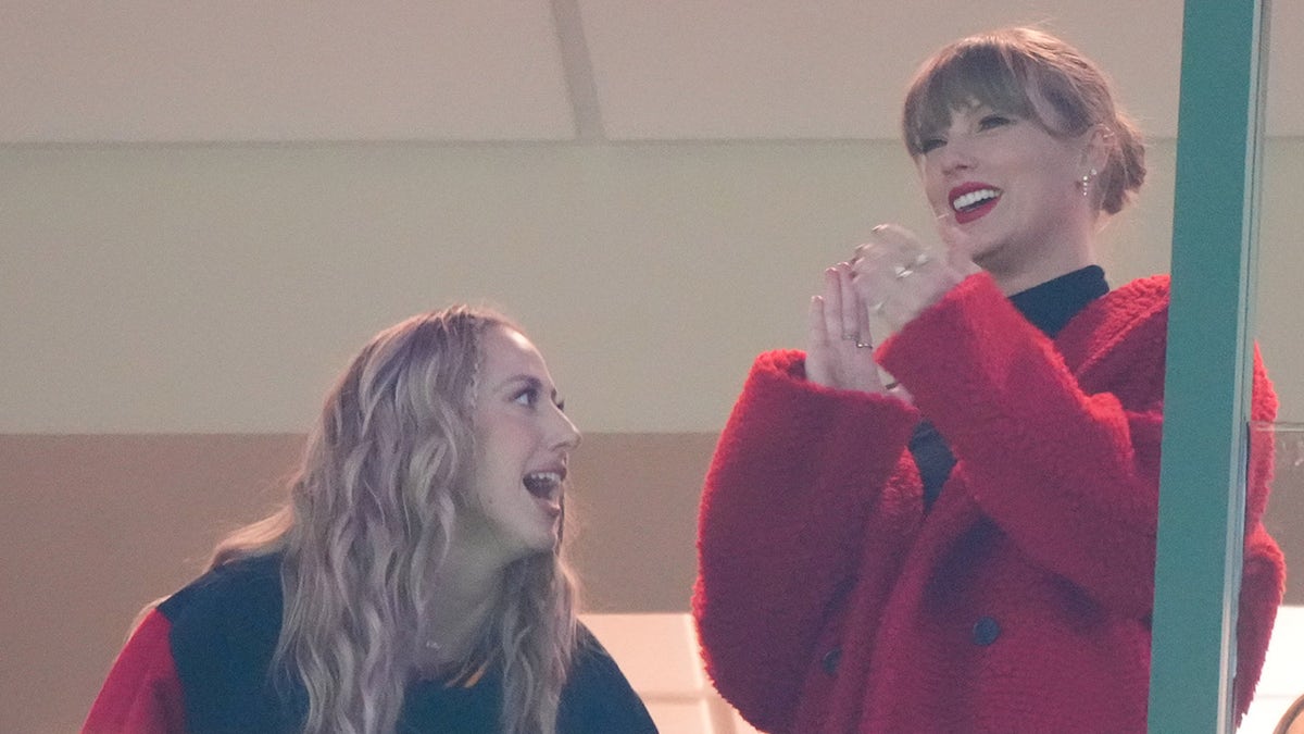 Taylor Swift usou seus lábios vermelhos característicos e um casaco combinando em Green Bay Wisconsin