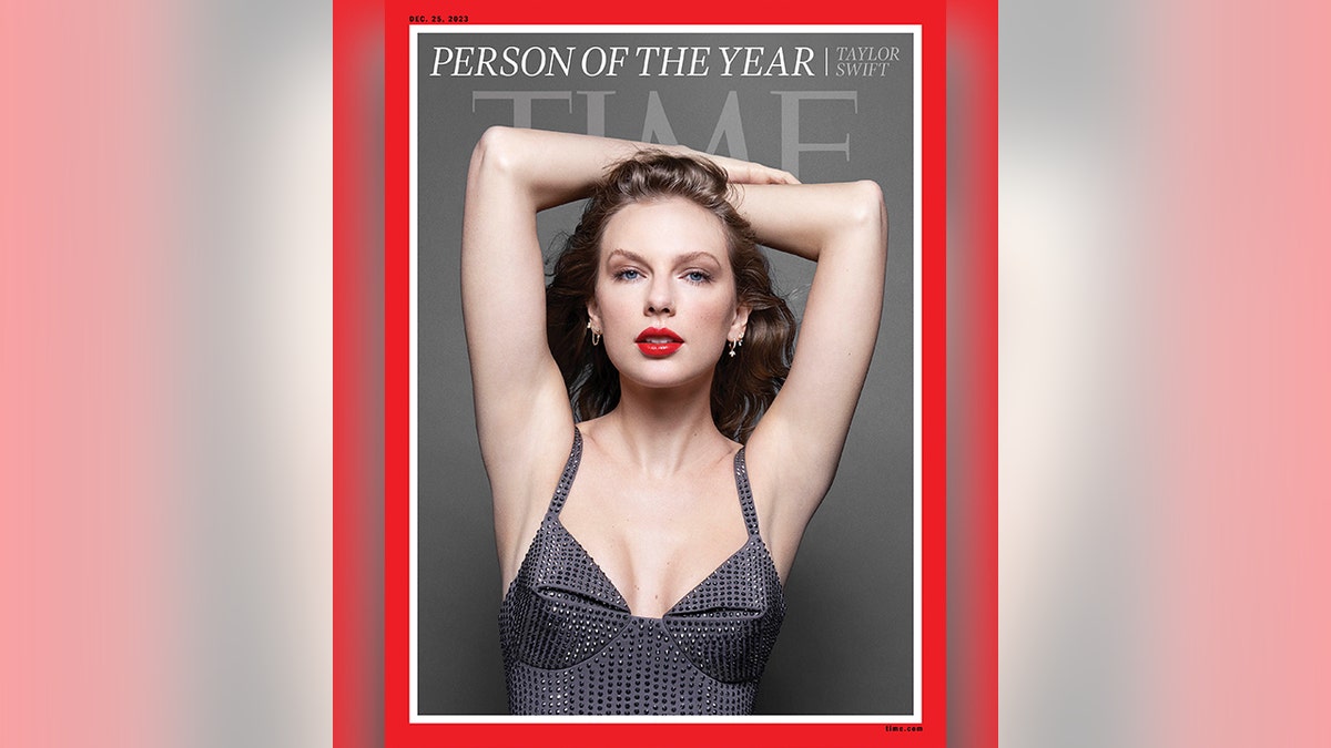 Taylor Swift está com os braços sobre a cabeça em um vestido cinza escuro brilhante para a capa da TIME