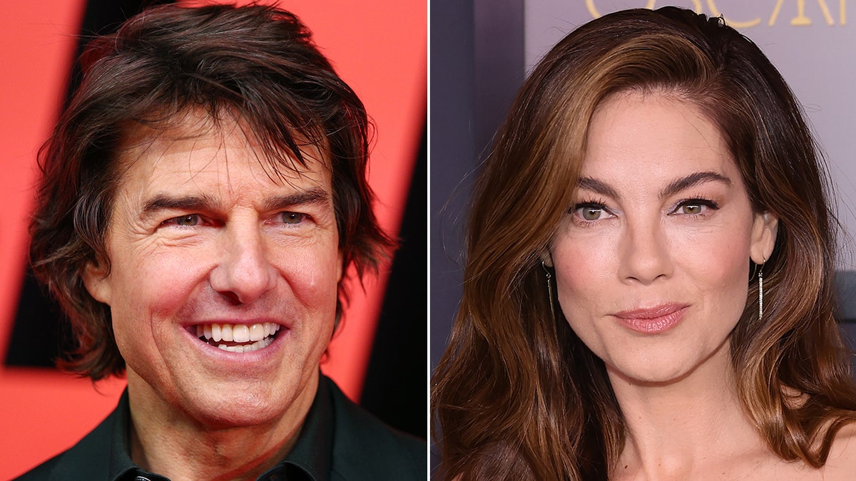 Tom Cruise em uma camisa preta sorri e olha para a esquerda ligeiramente dividido. Michelle Monaghan sorri suavemente no tapete