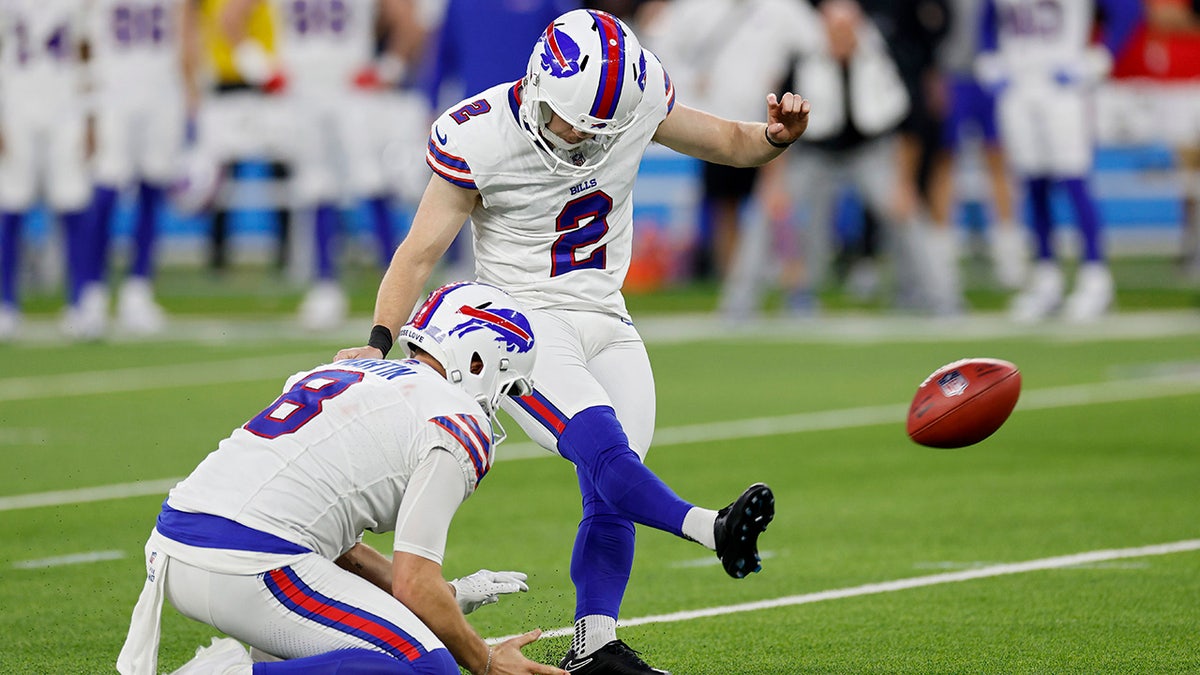 Bills drill last-minute field goal to stay hot against Chargers
