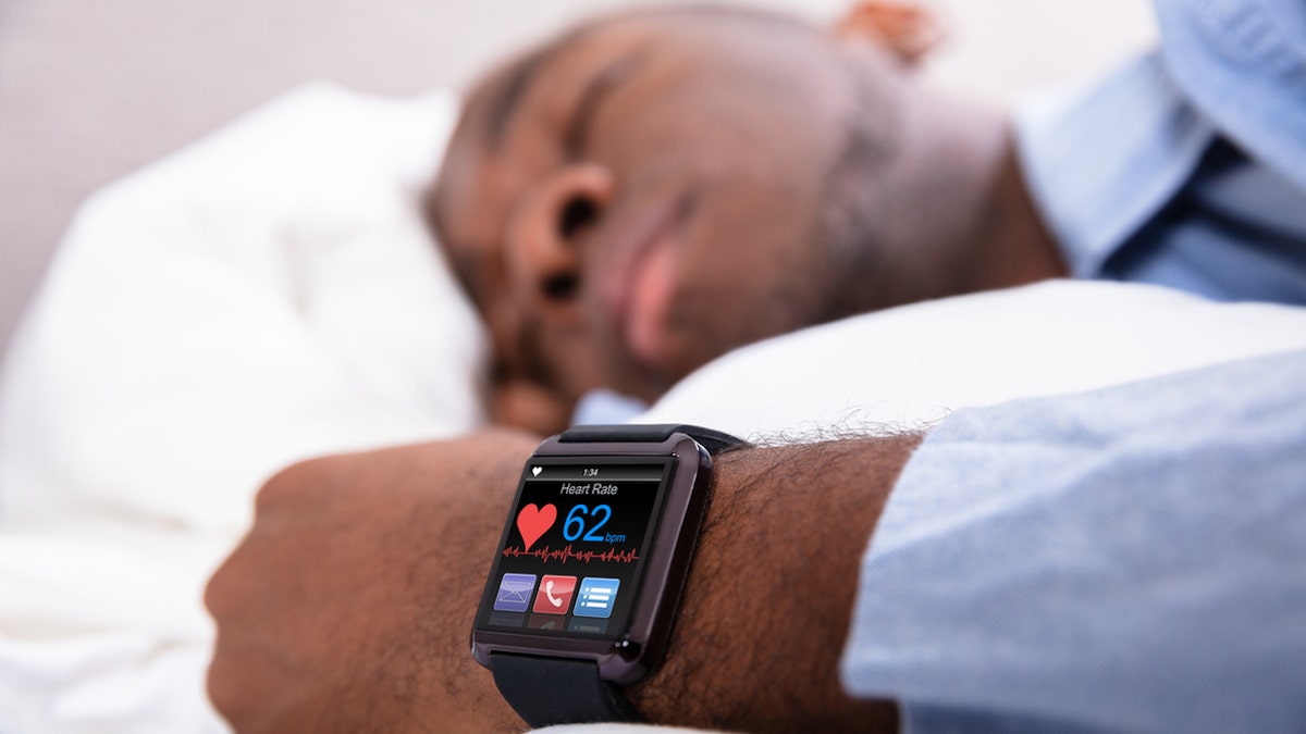 Man smartwatch sleep tracker