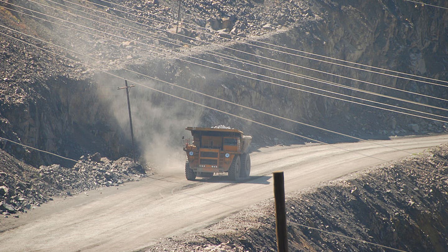 Five Eyes Alliance Overly Reliant on China for Rare Earth Elements, Report Warns