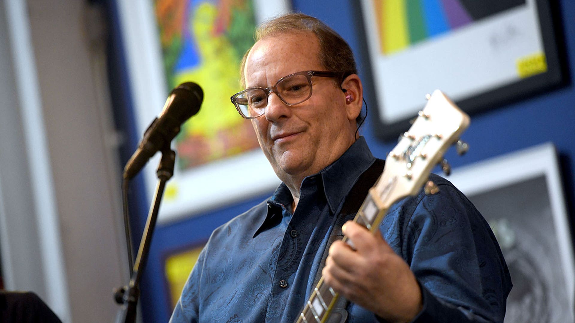 Jeffrey Foskett plays guitar