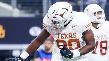 Texas 364-pound defensive lineman catches touchdown, celebrates with Heisman pose