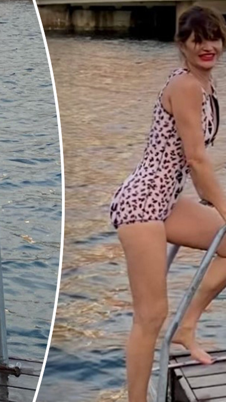 bikini　helena christensen Helena Christensen Shows Off Her Bikini Body