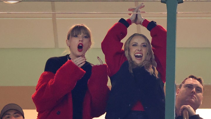 Taylor Swift supports Travis Kelce with Brittany Mahomes in Green Bay