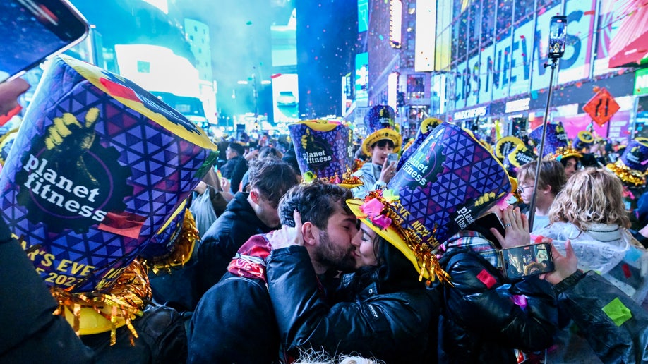 Couple kisses on New Year's Eve in Time Square