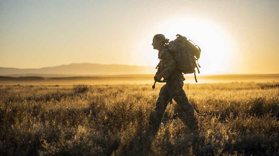 La sargento Lauren Cox completa un ruck de 11 millas 