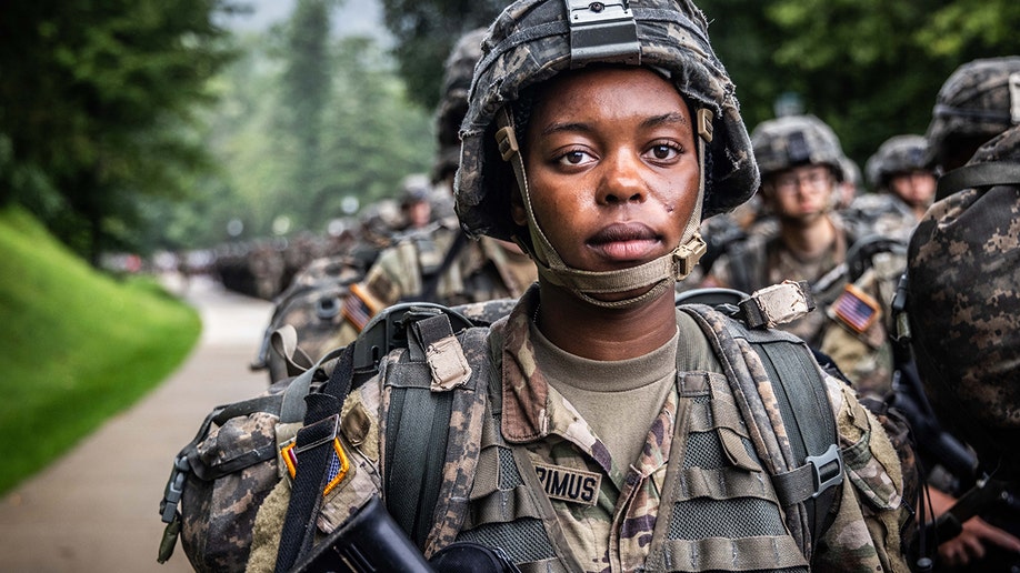 El cadete de West Point regresa marchando de Camp Buckner