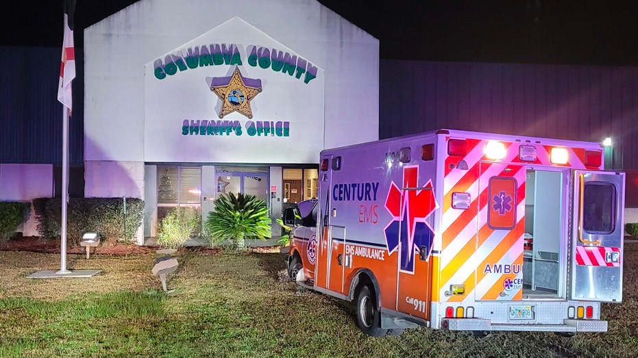 <div></noscript>Suspect in stolen ambulance leads Florida deputies on chase back to sheriff's office</div>