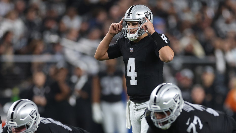 Raiders make quarterback change as Davante Adams rumors heat up